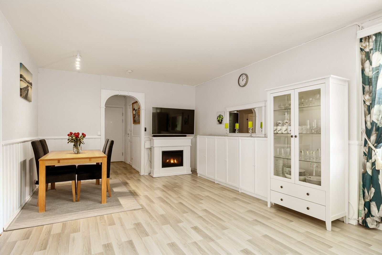 Inn fra hall kommer man til en lys og flott stue Galleribilde