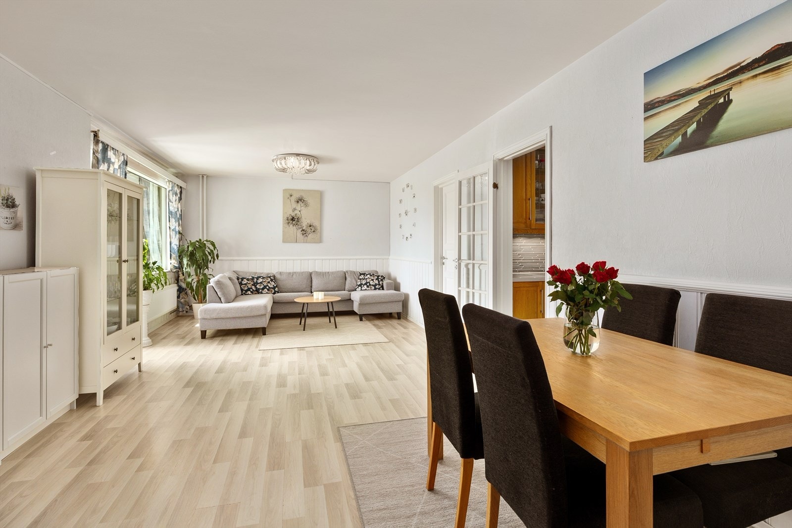 Stuen har gode møbleringssoner for både sofa og spisebord Galleribilde