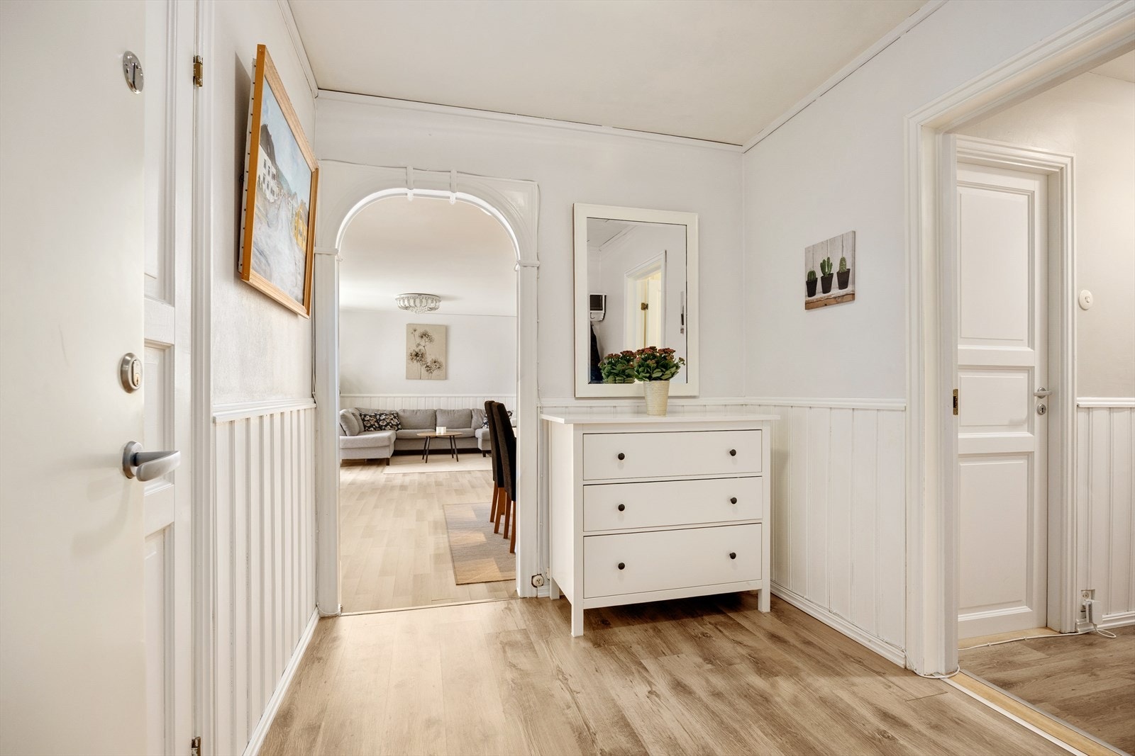 Hall med plass for å henge fra seg yttertøy Galleribilde