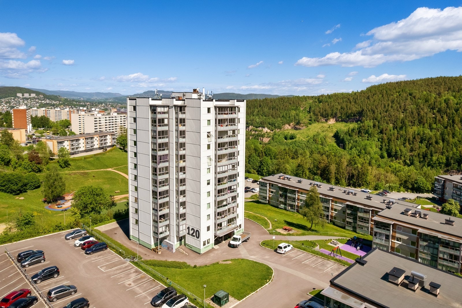 Borettslaget er veldriftet, med sine 550 andeler og blant annet tilknyttet eget fjernvarmeanlegg. For mer informasjon om hva som skjer i borettslaget, se fjellhagen.no. Galleribilde