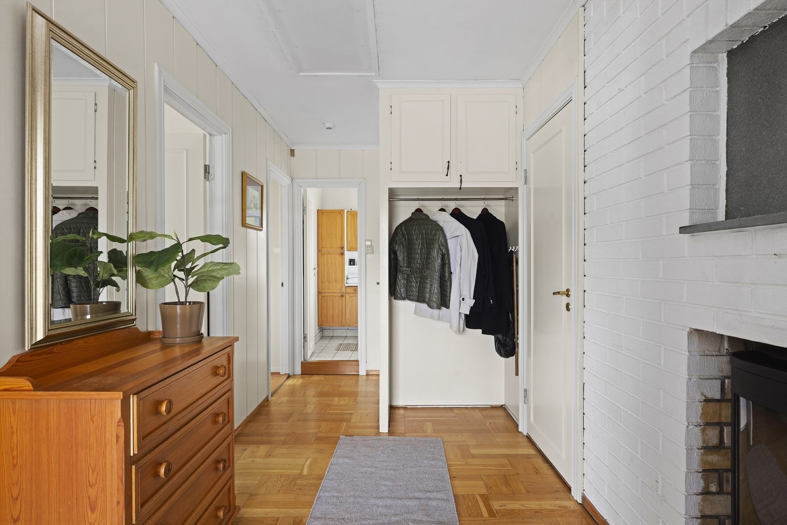 Man ønskes velkommen inn i et vindfang som fører videre inn til en romslig gang hvor man har god plass til å henge fra seg yttertøy og sko i garderobenisje. Galleribilde