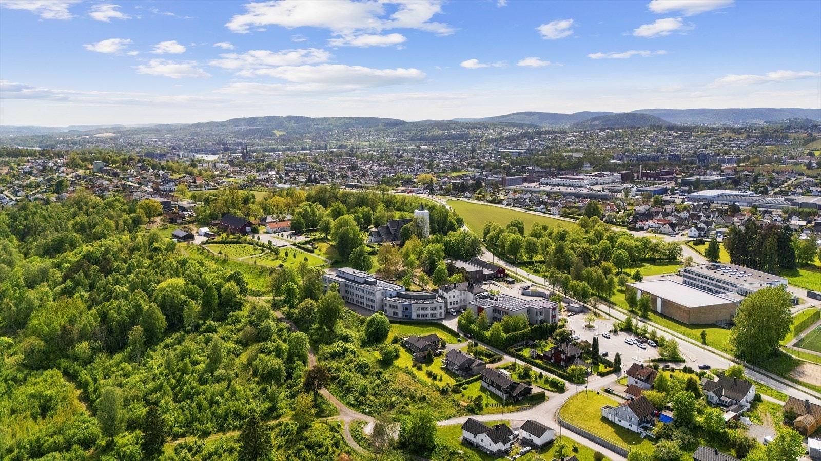 Boligen ligger fint plassert med vidstrakt utsikt over omkringliggende grøntområder og vann. Fra boligen er det få minutters gange til barnehage, skole og idrettsanlegg for å nevne noe. Galleribilde