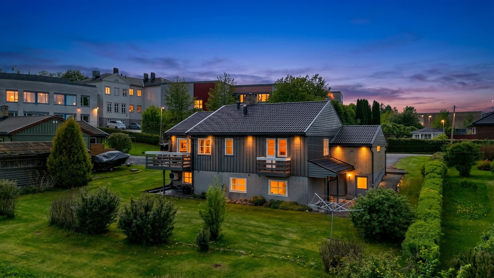 Bilder er redigert fra et dagbilde til et kveldbilde med hjelp av KI. Vi gjør oppmerksom på at feil vedr. lysforhold og solretning kan forekomme. Galleribilde