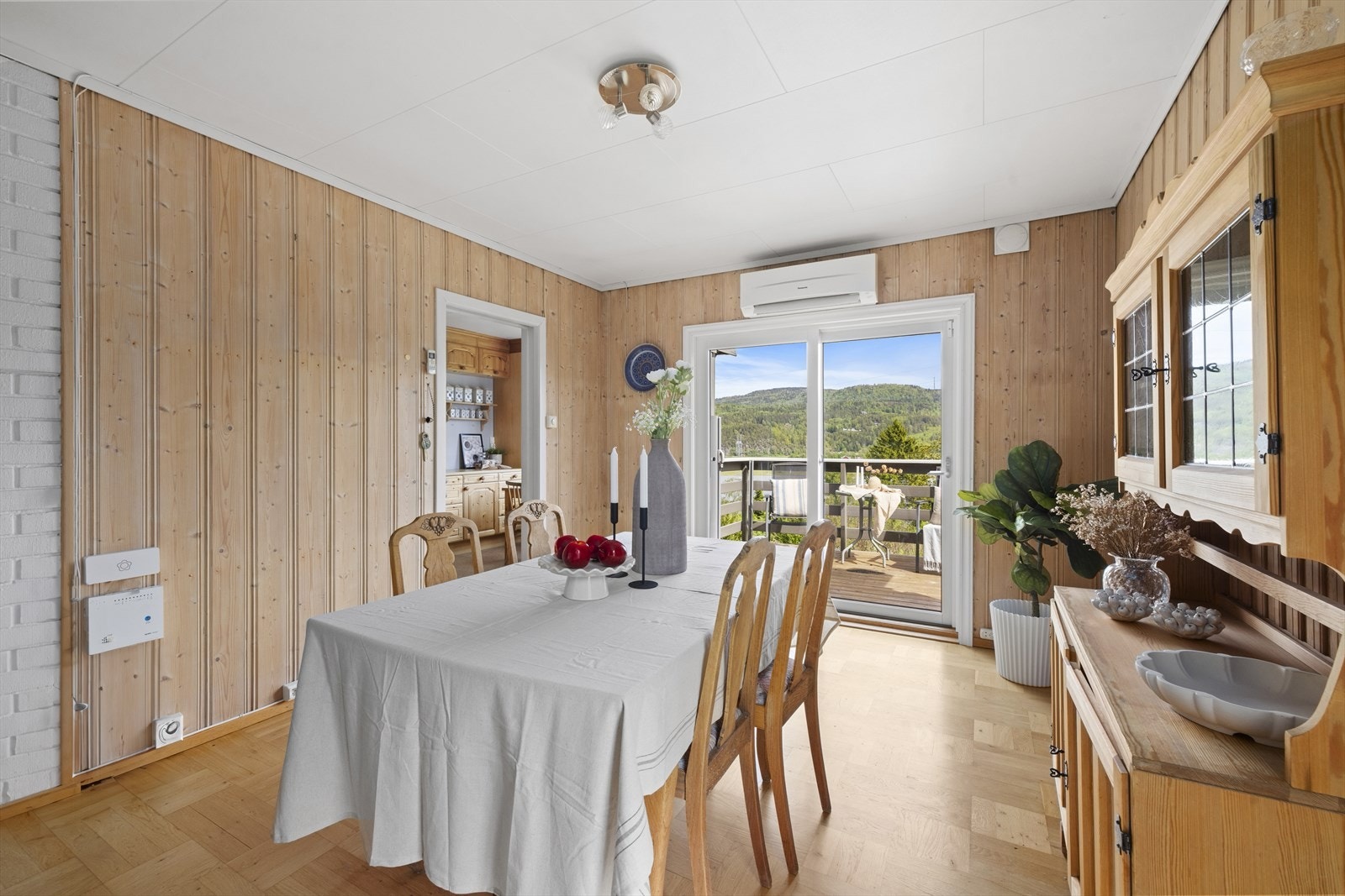 Her har man god plass til å dekke langbord og samle familie og venner! Fra spisestuen har man utgang til en trivelig balkong hvor skyvedøren ble byttet i 2012. Galleribilde