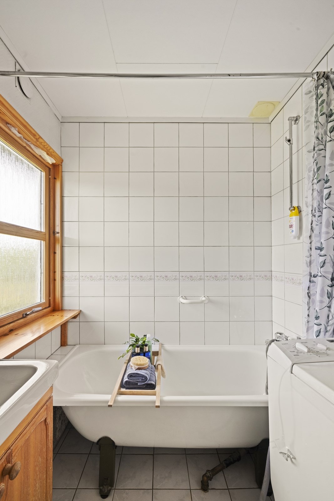 Badet er av eldre dato og må oppgraderes for å tåle normal bruk etter dagens krav. Rommet har naturlig ventilering via ventil i vegg og tak. Mekanisk avtrekk bør etableres. Galleribilde