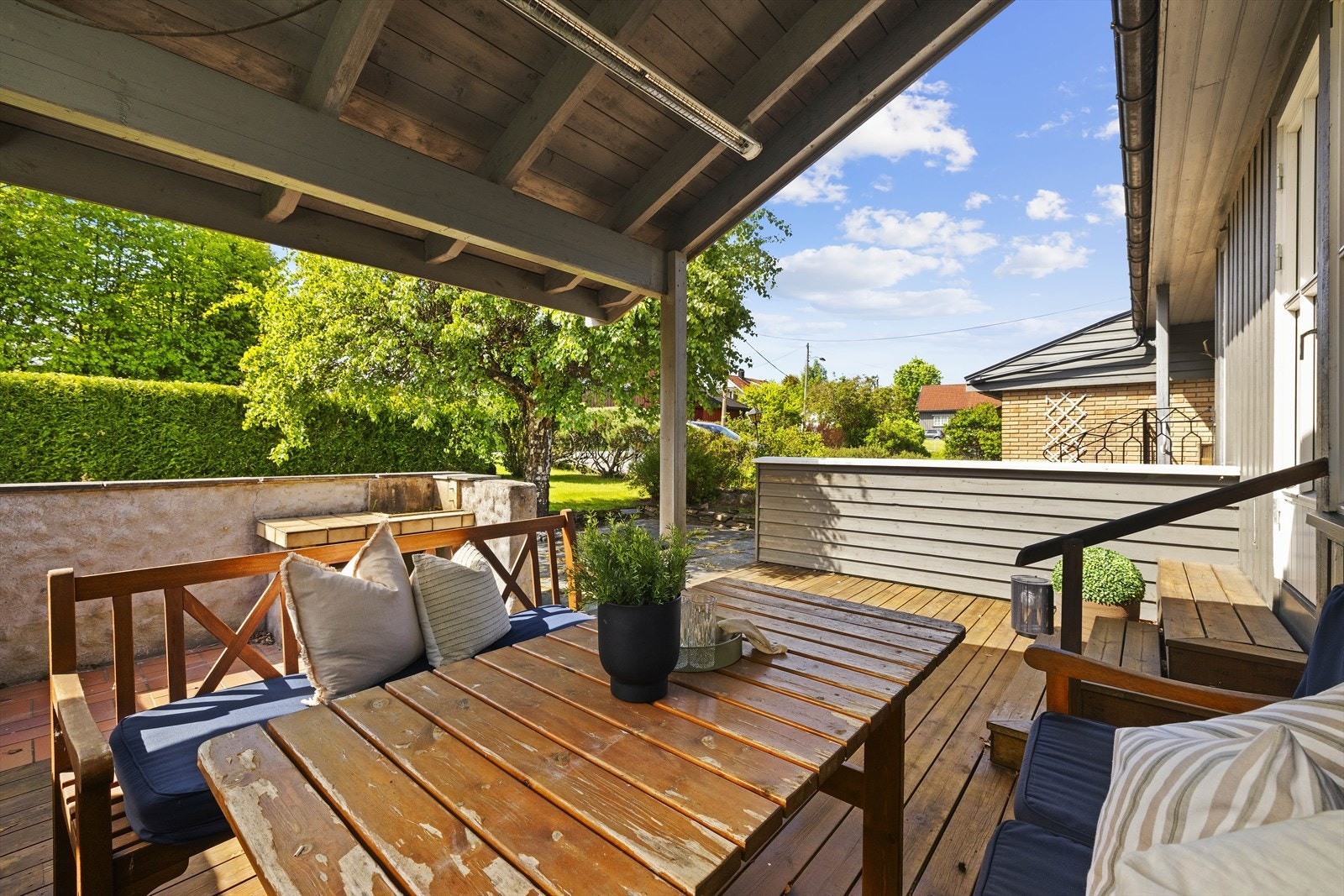 Uteområdet er pent opparbeidet med uteplasser i flere soner. Her har man en romslig og delvis overbygget terrasse som byr på gode solforhold og fine sommerkvelder. Galleribilde