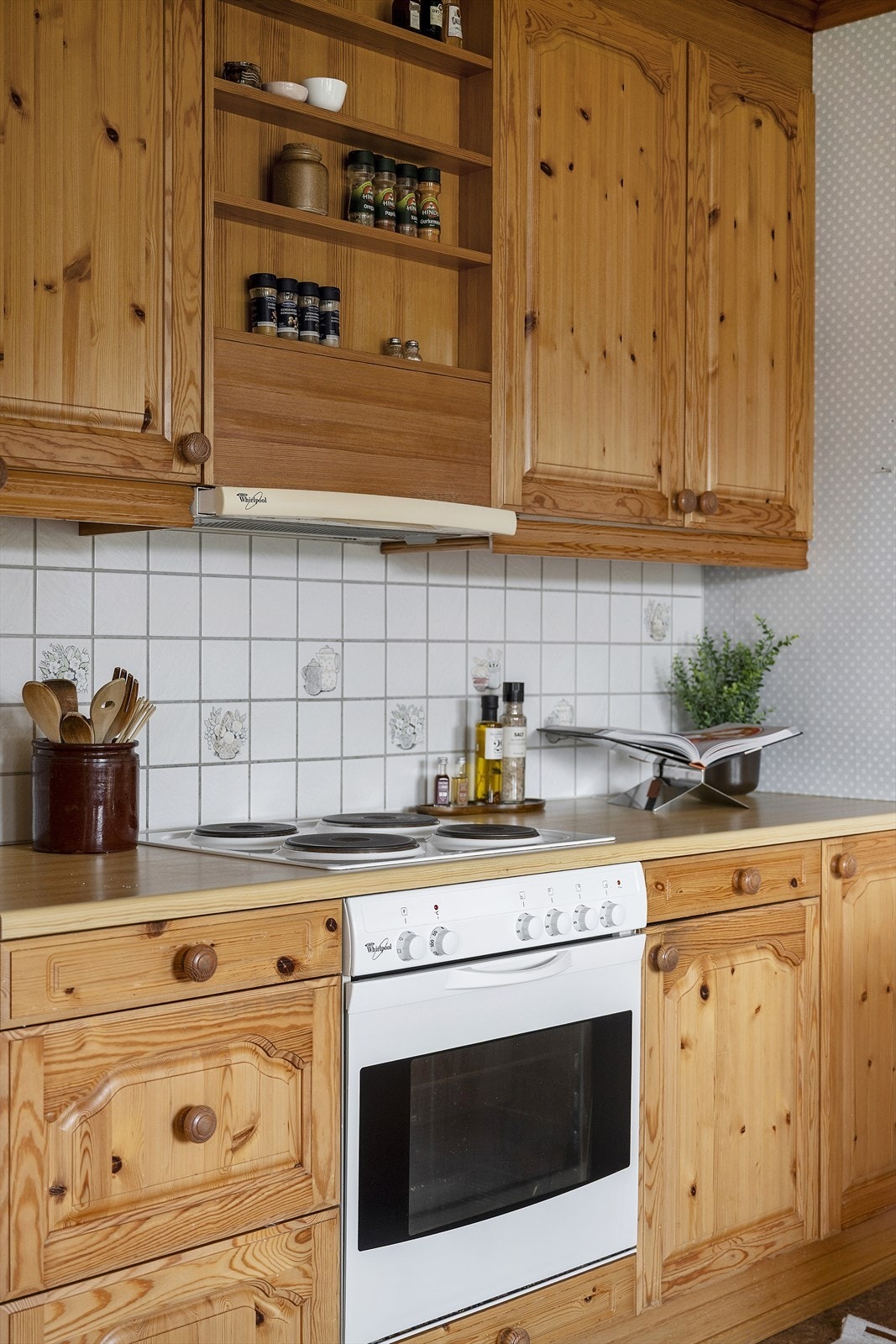 Kjøkkenet er godt utstyrt med hvitevarer og har kjøkkenventilator med avtrekk ut over taket. Galleribilde