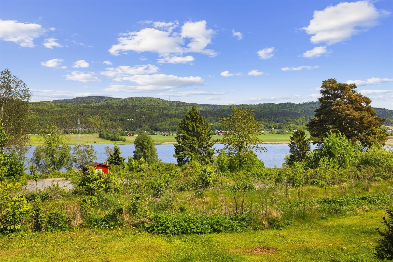 Eiendommen grenser til grøntområde og har flott utsikt. Galleribilde