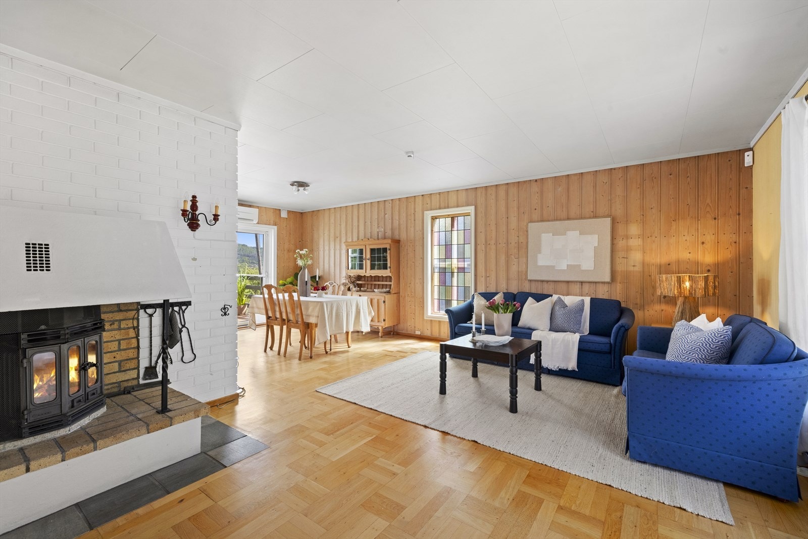 Stuen er boligens største rom og ble utvidet med tilbygg i 1981. Et lyst og innbydende rom med store vindusflater som gir rikelig med naturlig lys, samtidig som de slipper inn den flotte utsikten. Galleribilde