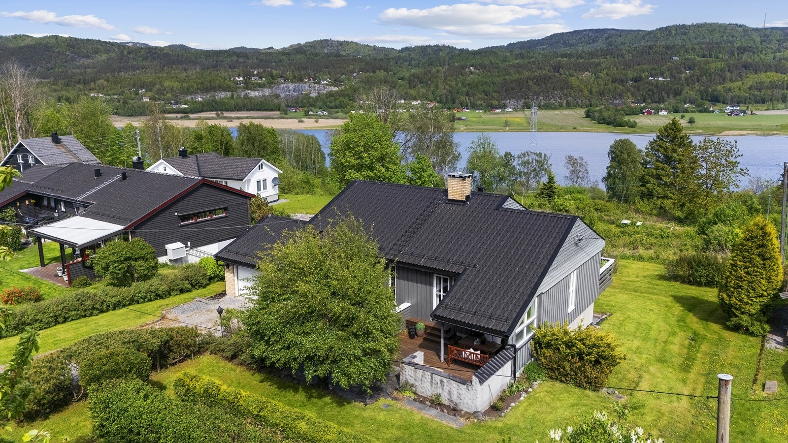 Uteområdene oppleves som skjermede og private. Her har både store og små god boltreplass. Galleribilde