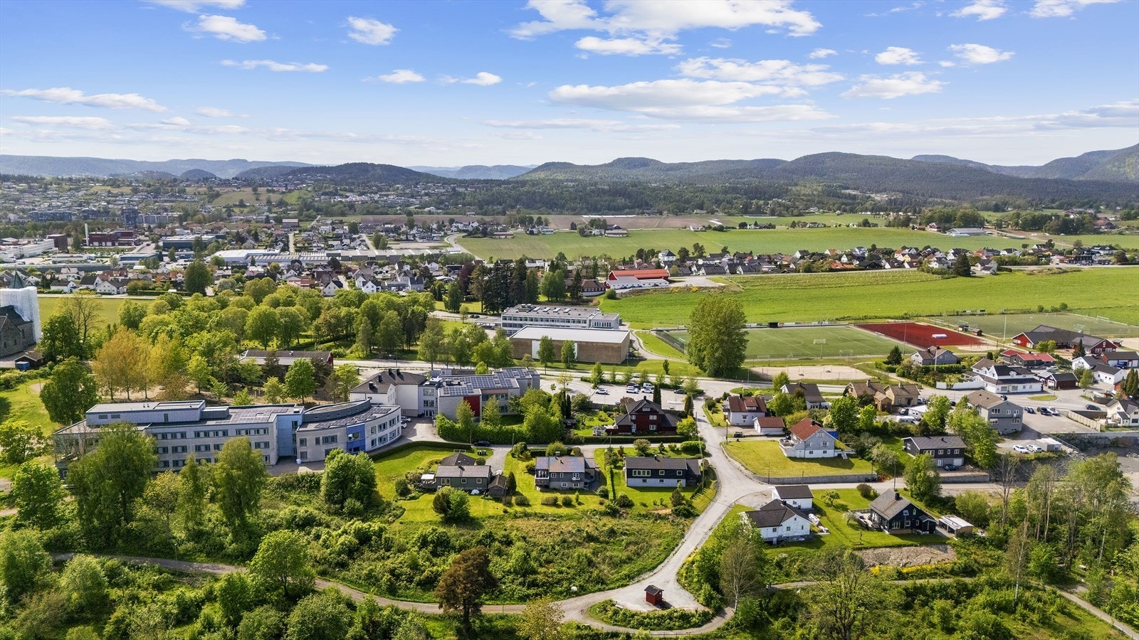 Med kort vei til barnehage, skoler, idrettsanlegg, dagligvarebutikk, Lietorvet og offentlig transport ligger alt til rette for en komfortabel hverdag. Galleribilde
