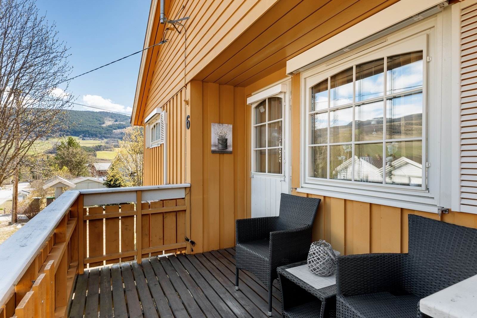 Terrassen ved stuen har plass til en sittegruppe og er fundamentert på punkter av lettbetong. Galleribilde