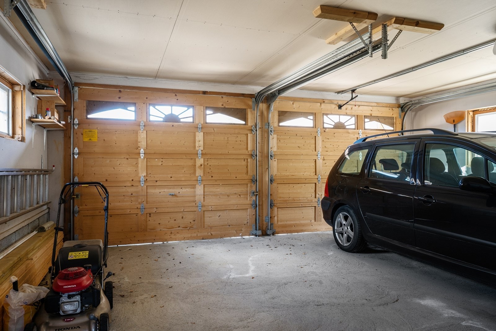 Garasjen er isolert, har støpt betonggulv, innlagt strøm og elektrisk portåpner. Galleribilde