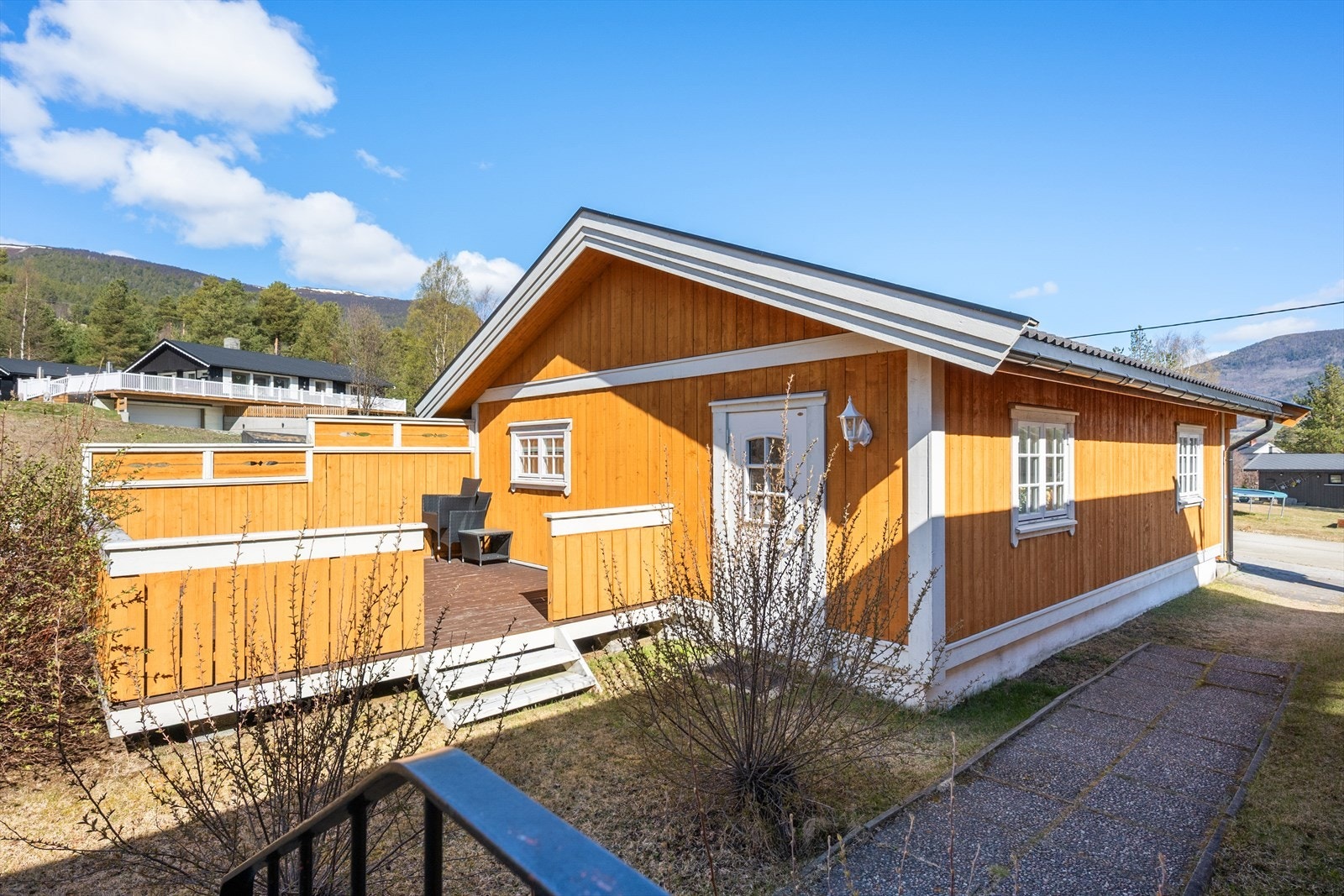 I bakkant av garasjen er det anlagt en romslig uteplass. Galleribilde