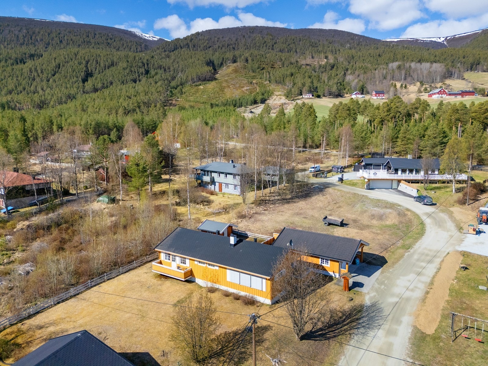 Eiendommen ligger attraktivt til i det etablerte og familievennlige Slettenfeltet, med nærhet til natur og servicetilbud i Dovre sentrum. Galleribilde