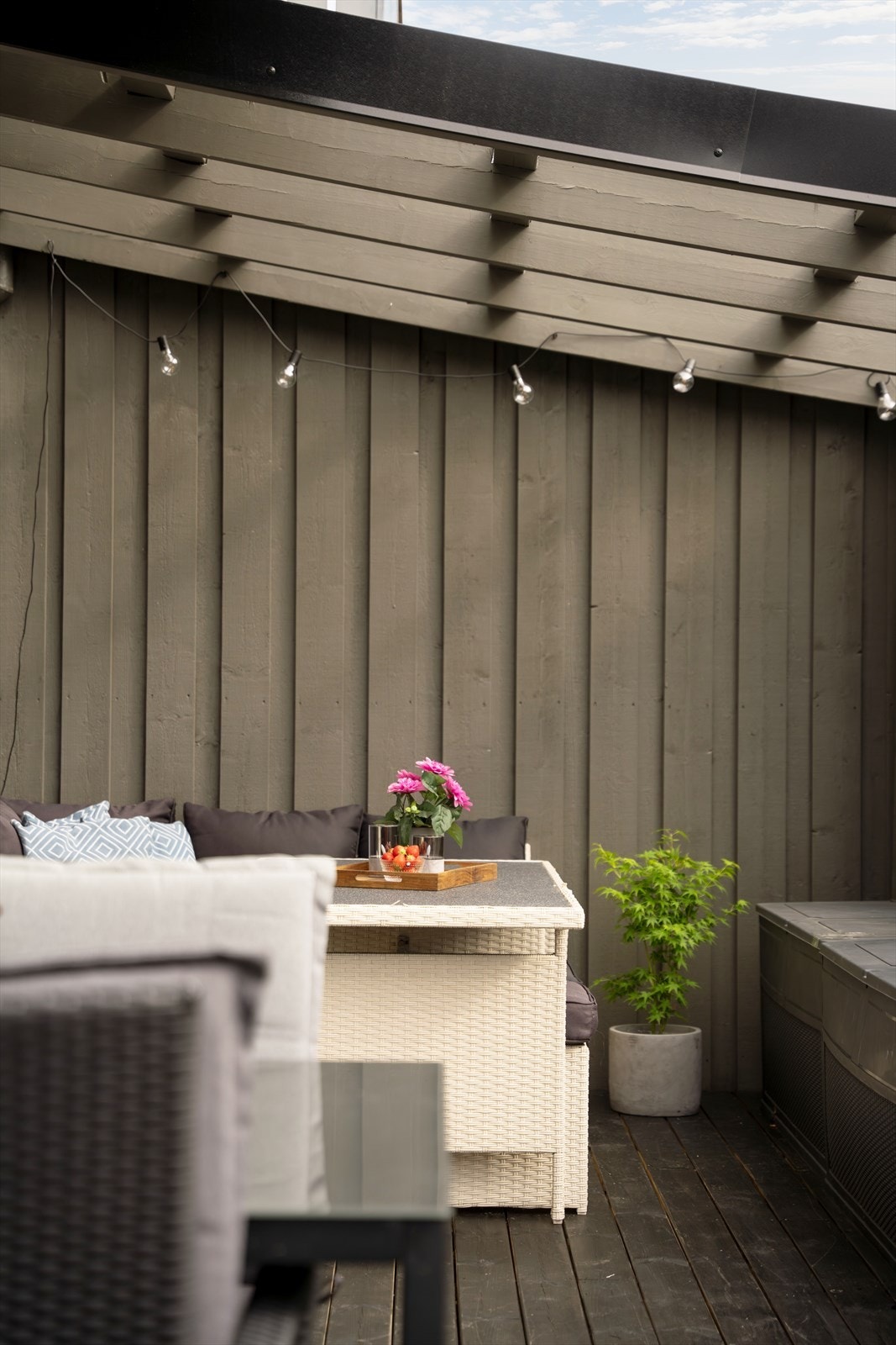 Utgang til terrasse på ca. 20 m² gir romslig plass for uteaktiviteter. Galleribilde