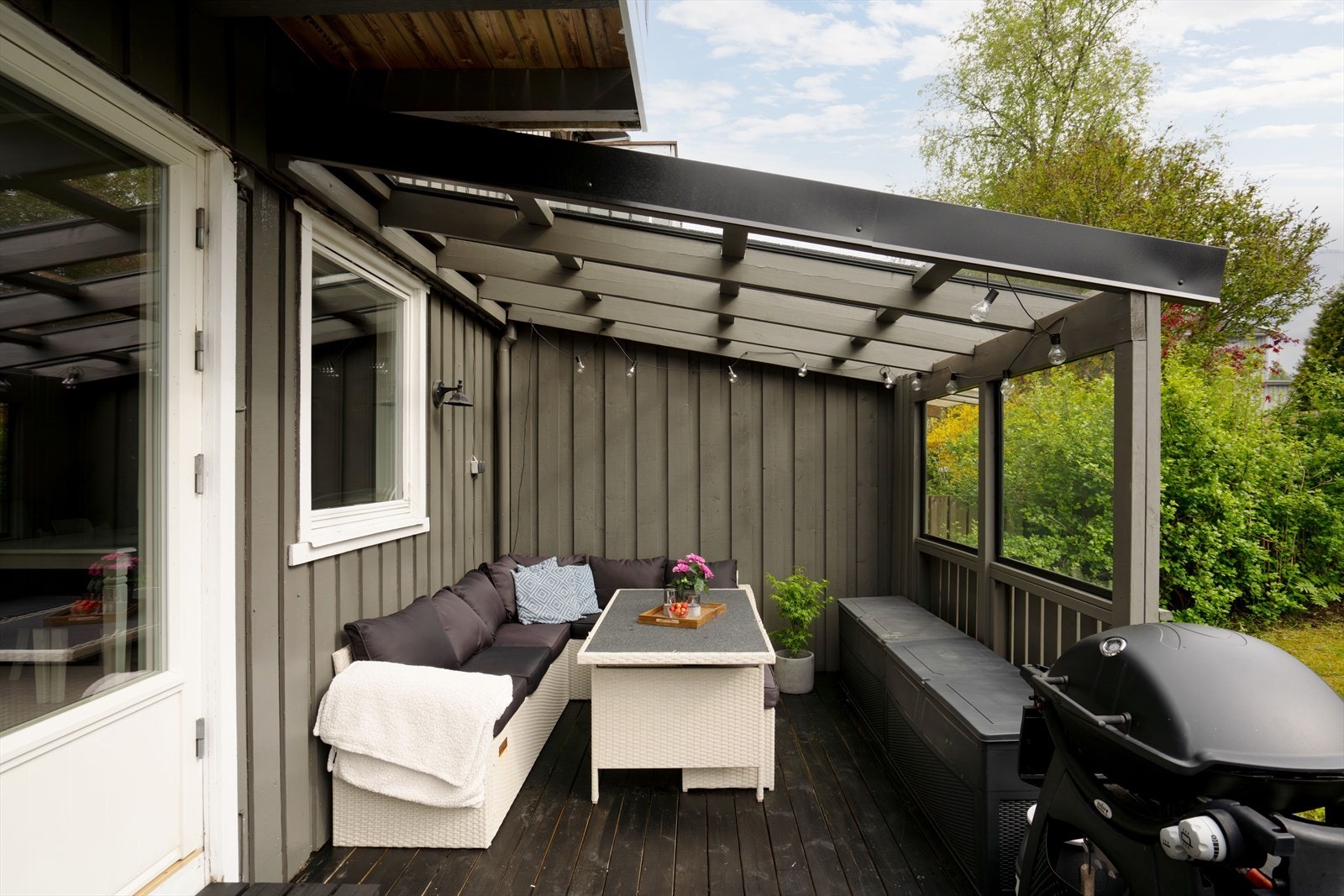 Terrassen har direkte tilgang til hagen, ideelt for familiebruk. Galleribilde