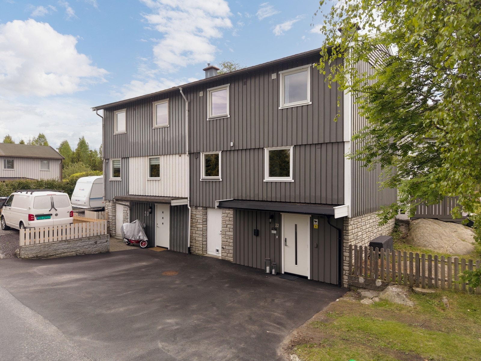 Asfaltert gårdsplass med parkering på egen tomt rett ved inngangen. Galleribilde