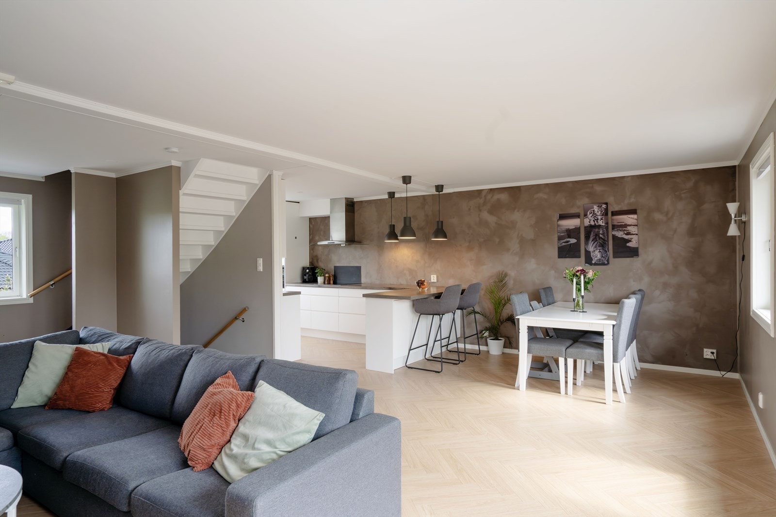 Store vindusflater i stuen gir godt med naturlig lysinnslipp. Galleribilde