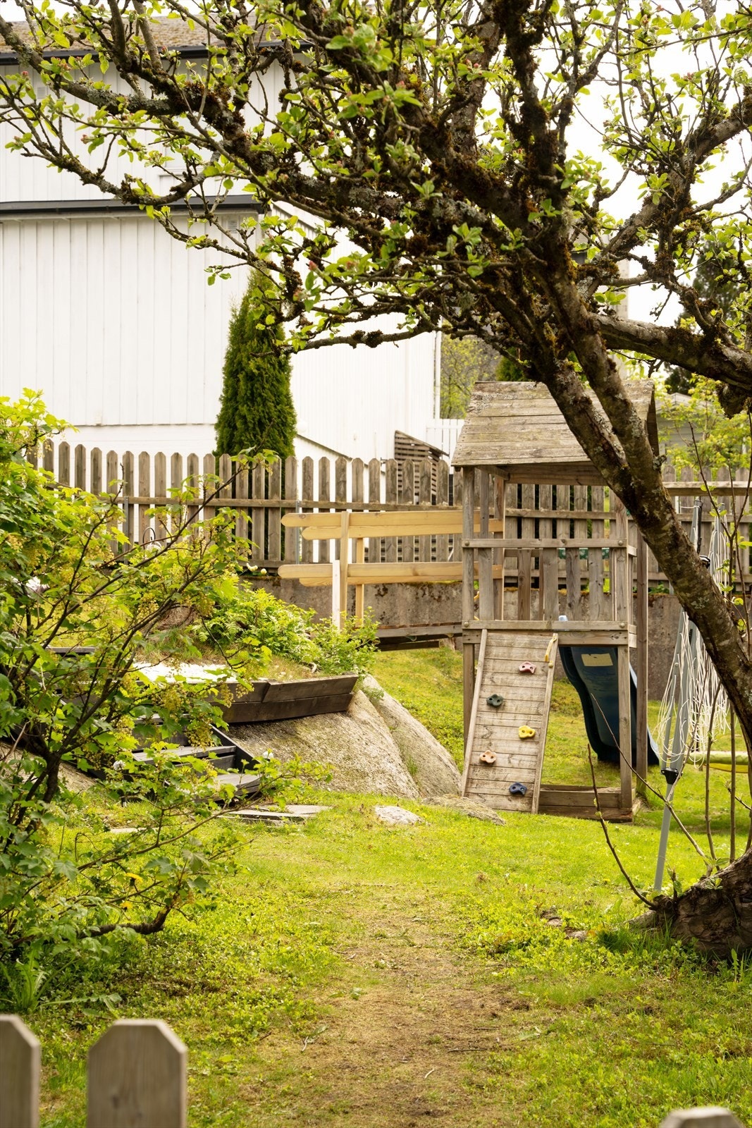 Hagen har tilrettelagte sitteområder og en fin kombinasjon av naturstein og beplantning. Galleribilde