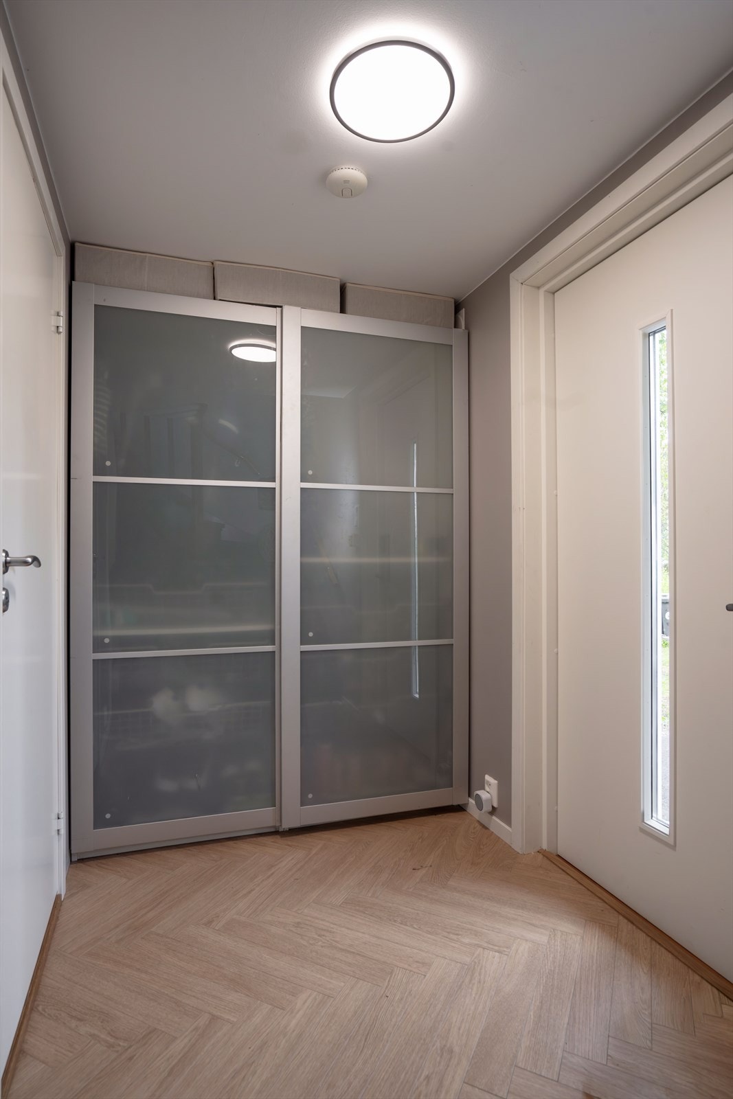 Skyvedørsgarderobe i entré gir praktisk oppbevaringsplass. Galleribilde