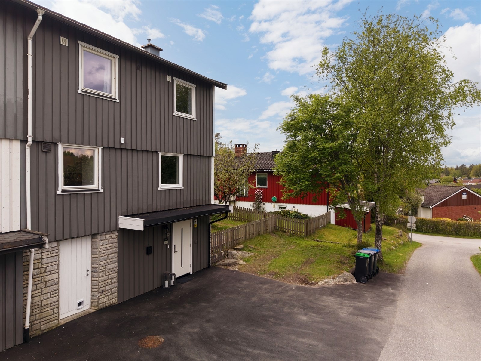 Eiendommen har direkte adkomst fra kommunal vei i et veletablert boområde. Galleribilde