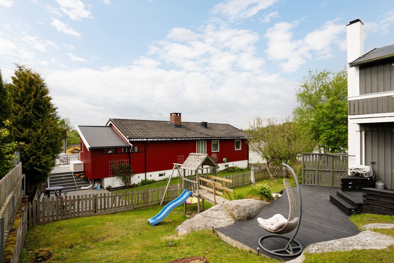 Terrassen gir god plass til utemøbler og har en praktisk adkomst til hageområdet. Galleribilde