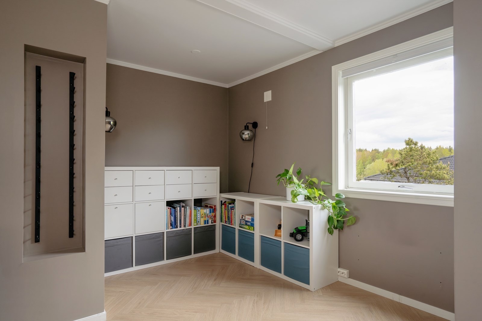 Plass til oppbevaringsmøbler og naturlig lys fra vinduet skaper et lyst rom. Galleribilde