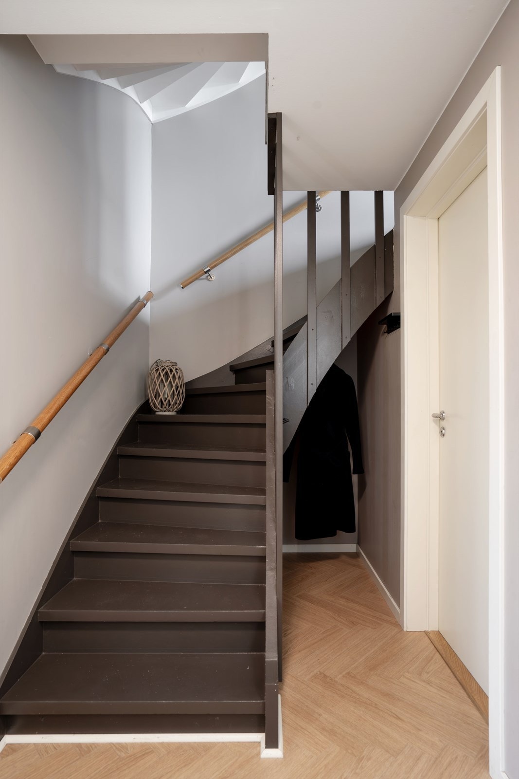 Bod med oppbevaringsplass i tilknytning til entréen. Galleribilde