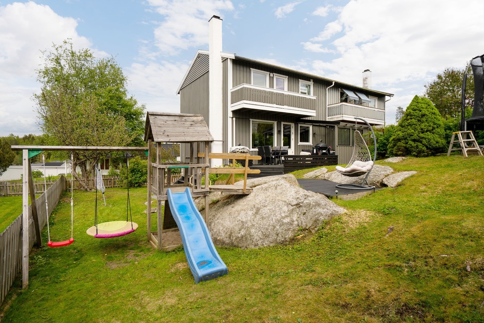 Pent opparbeidet uteområde med direkte tilgang til terrasse på ca. 20 m². Galleribilde