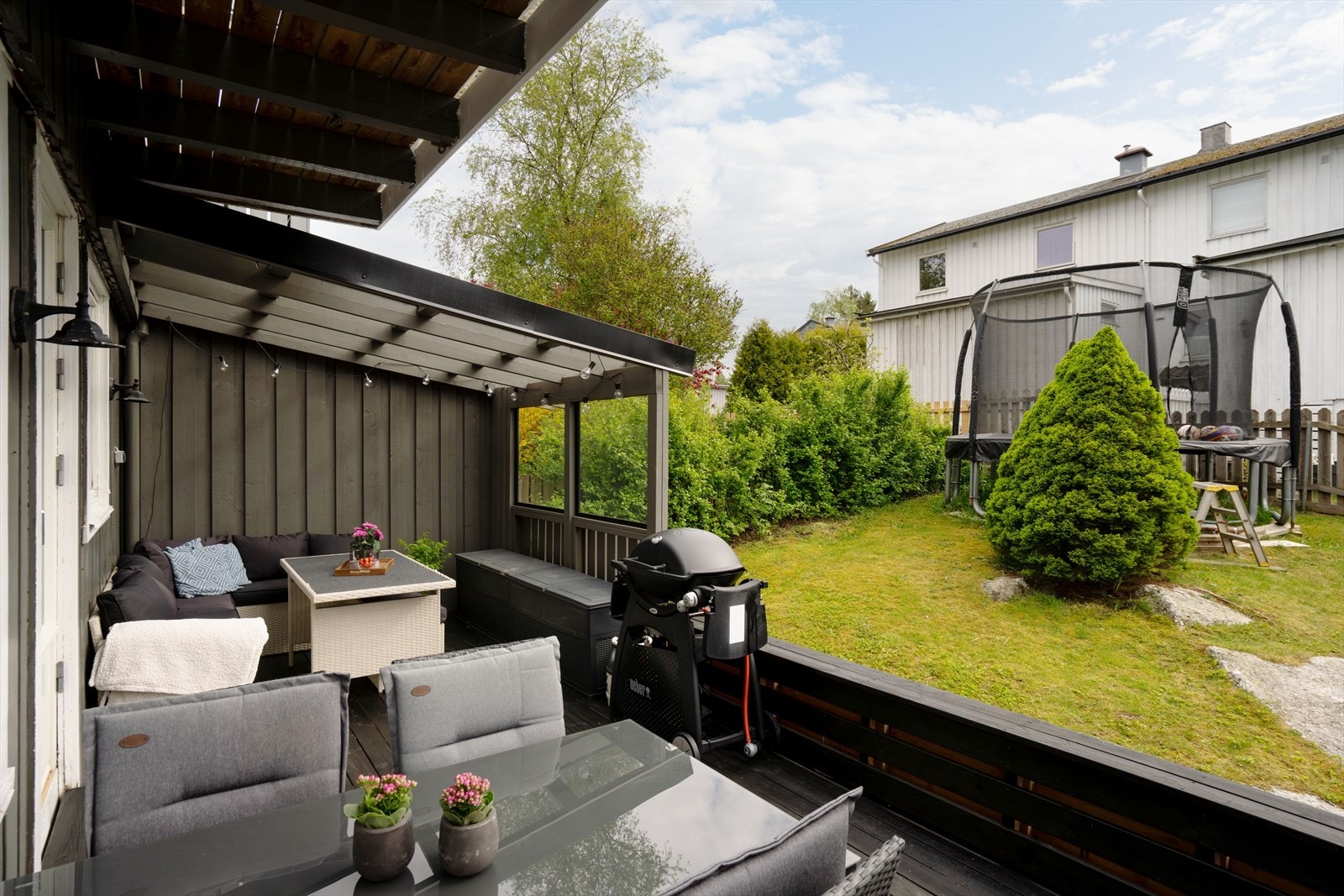 Overbygd terrasse gir skjermet og komfortabelt uteområde. Galleribilde
