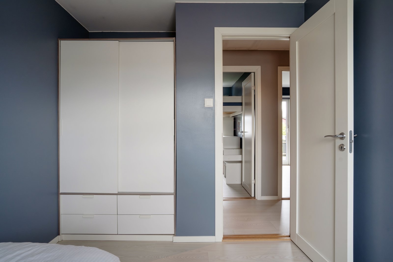 Skyvedørsgarderobe gir effektiv oppbevaring i rommet. Galleribilde