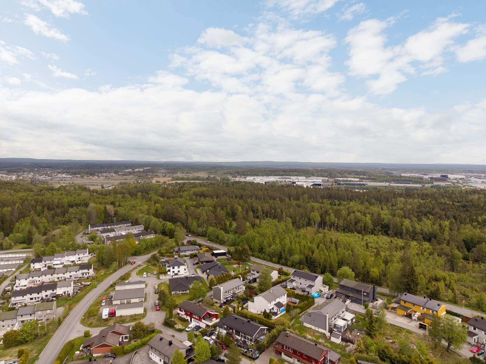 Området tilbyr en rolig bomiljø med nærhet til skog og natur. Galleribilde