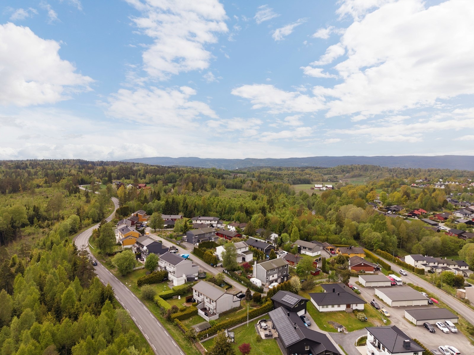 Boligen ligger i et veletablert og barnevennlig område med gode solforhold. Galleribilde