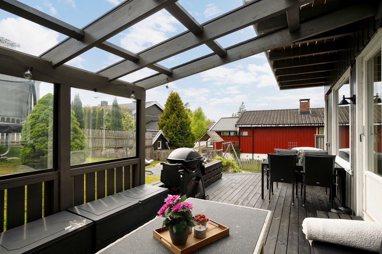 Terrassen har overbygg og romslig areal for møblering. Galleribilde