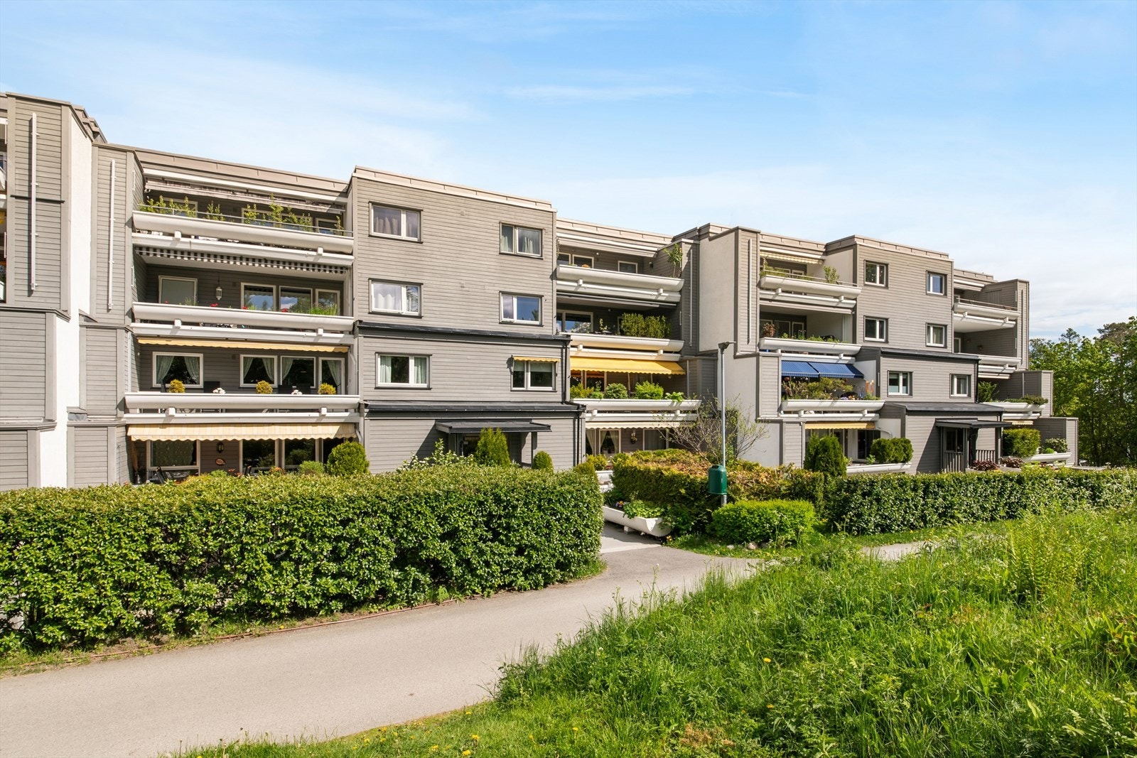 Arealeffektiv 2-roms leilighet i et rolig og etablert boligområde på Røa, med garasjeplass og stor terrasse. Galleribilde