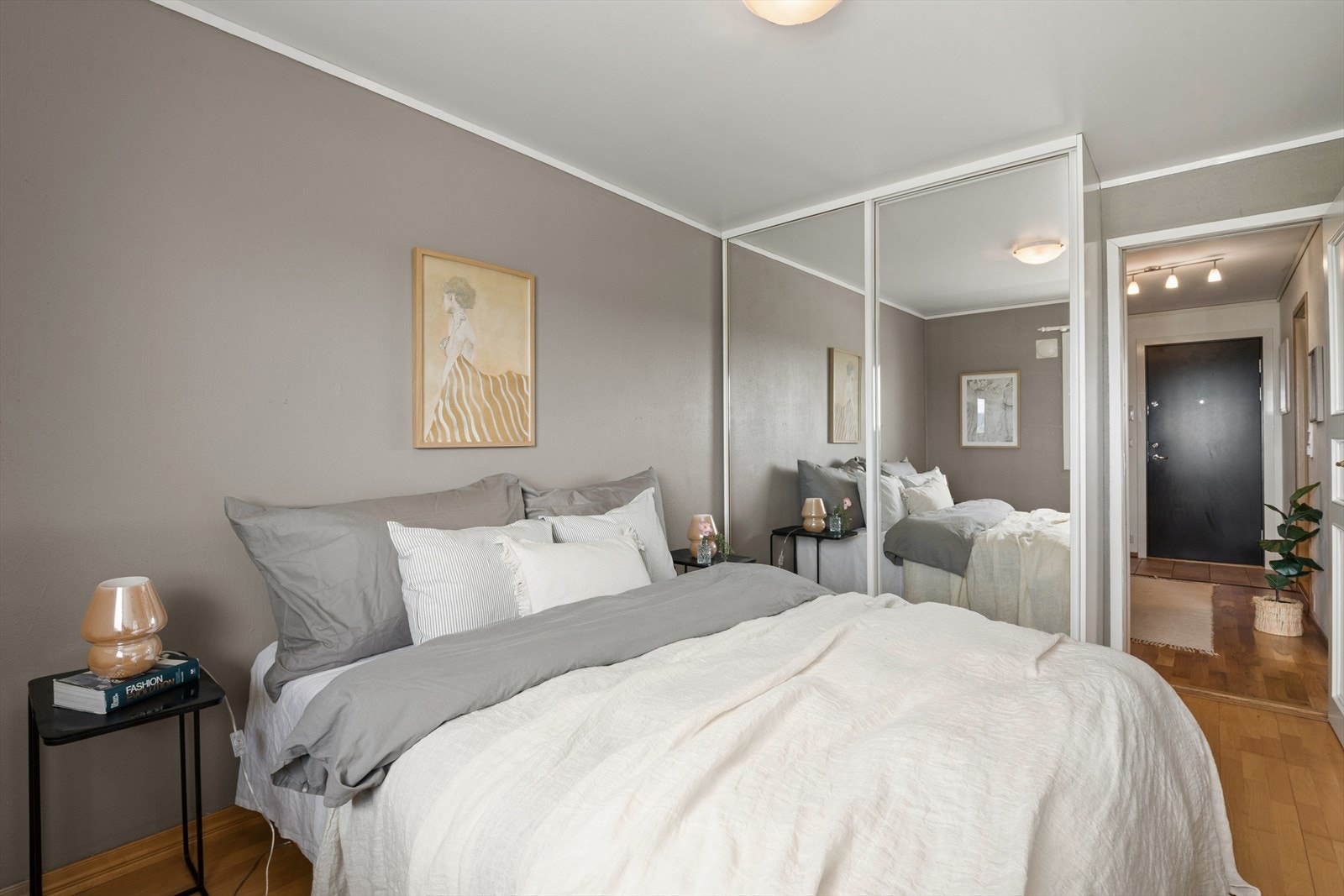 Soverommet har plass til dobbeltseng og rikelig med oppbevaring i en stor skyvedørsgarderobe. Galleribilde