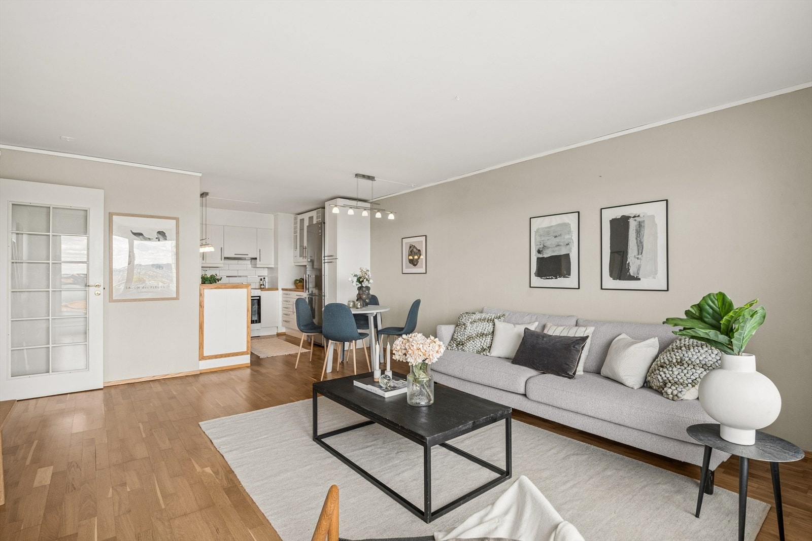 Her kan du enkelt tilberede måltider samtidig som du er i sosialt samspill med gjestene i stue- og spiseområdet. Galleribilde