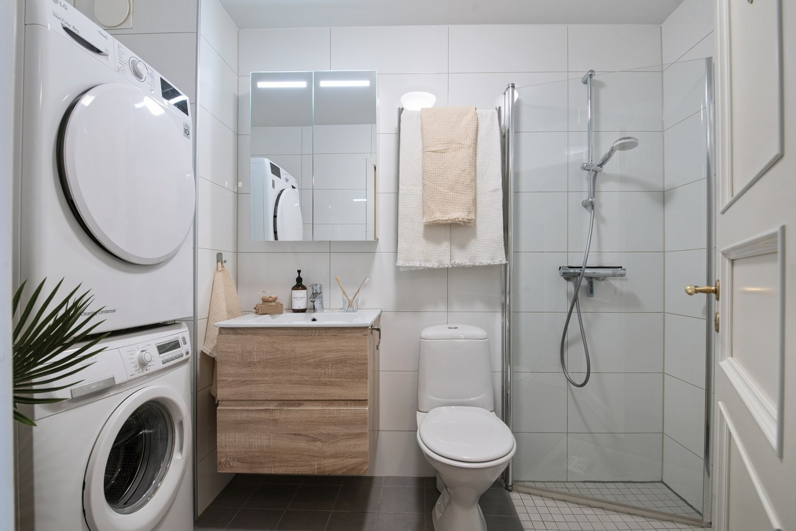 Badet ble oppgradert av fagfolk i 2018, med fliser på gulv og vegger, elektrisk gulvvarme og opplegg for vaskesøyle. Galleribilde