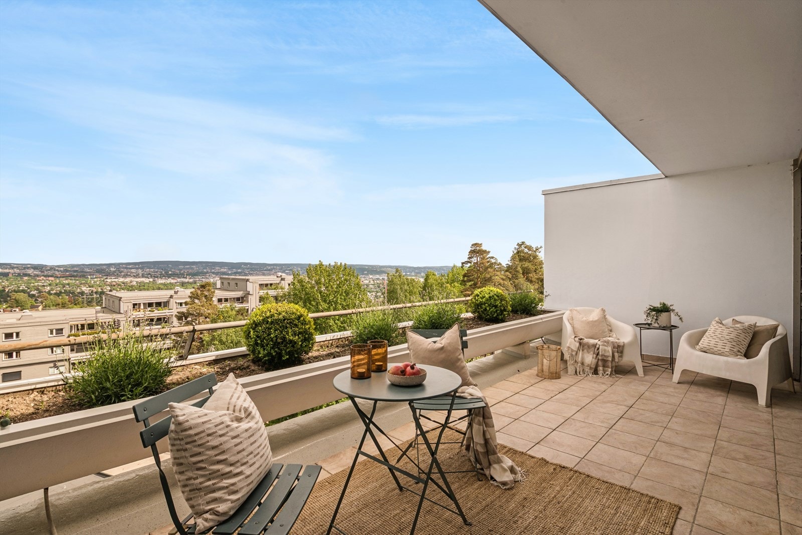 Den romslige, østvendte terrassen på ca. 14 m² har flislagt gulv og god plass til sittegrupper. Galleribilde