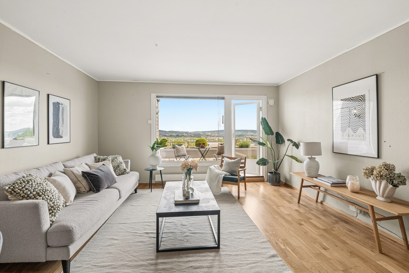 Stuen har god plass til både sofagruppe og spisebord, med 3-stavs parkett på gulvet. Galleribilde