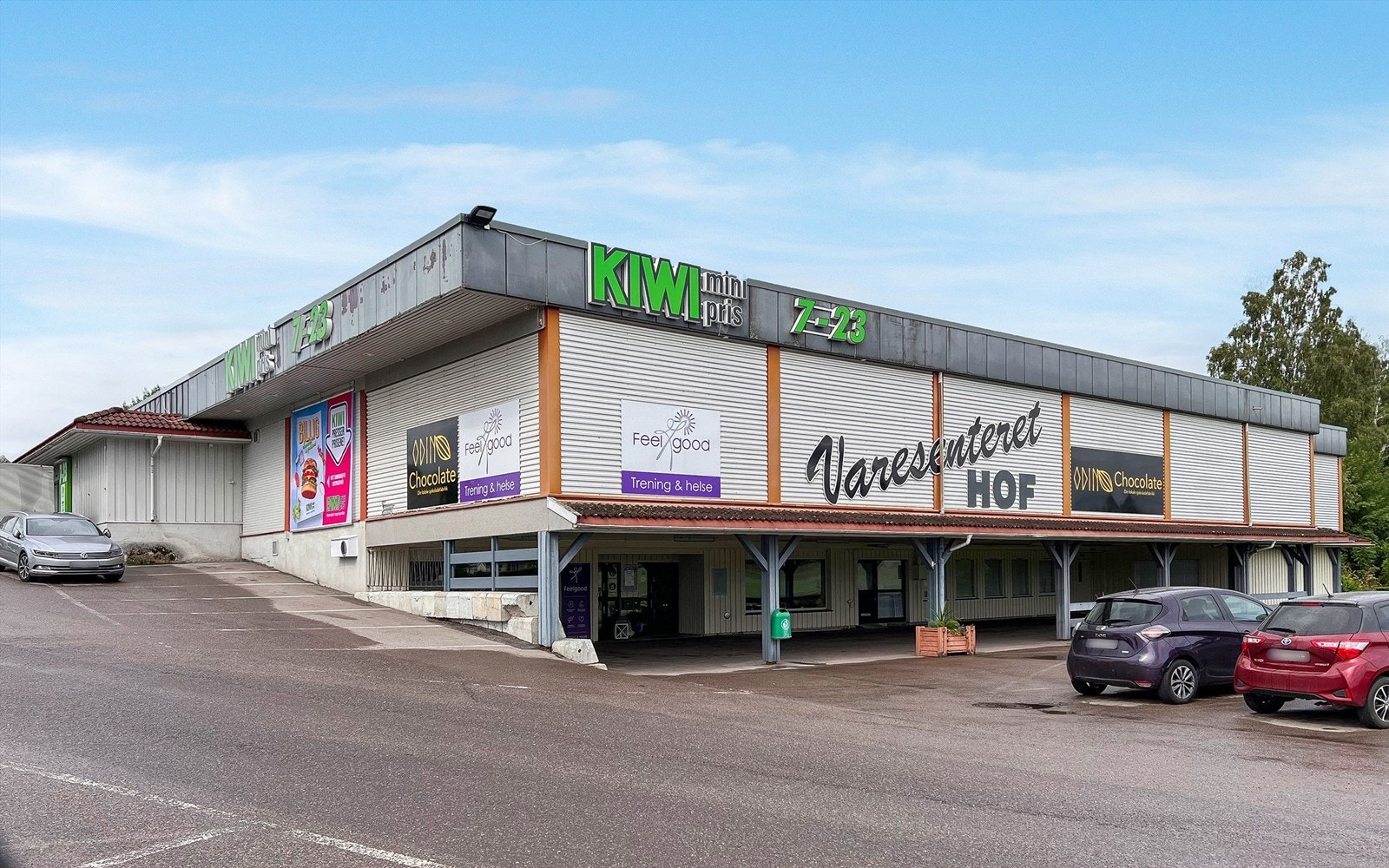 Eiendommen ligger i nærheten av Hof. Her finner du Kiwi med post i butikk, bensinstasjon, restaurant, golfbane og øvrige servicetilbud. Galleribilde