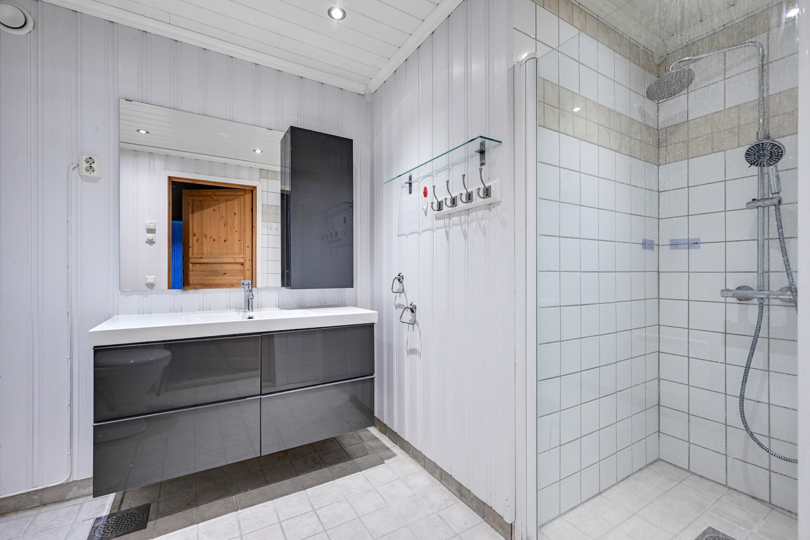 Badet har dusjnisje, innredet servant og toalett. Galleribilde