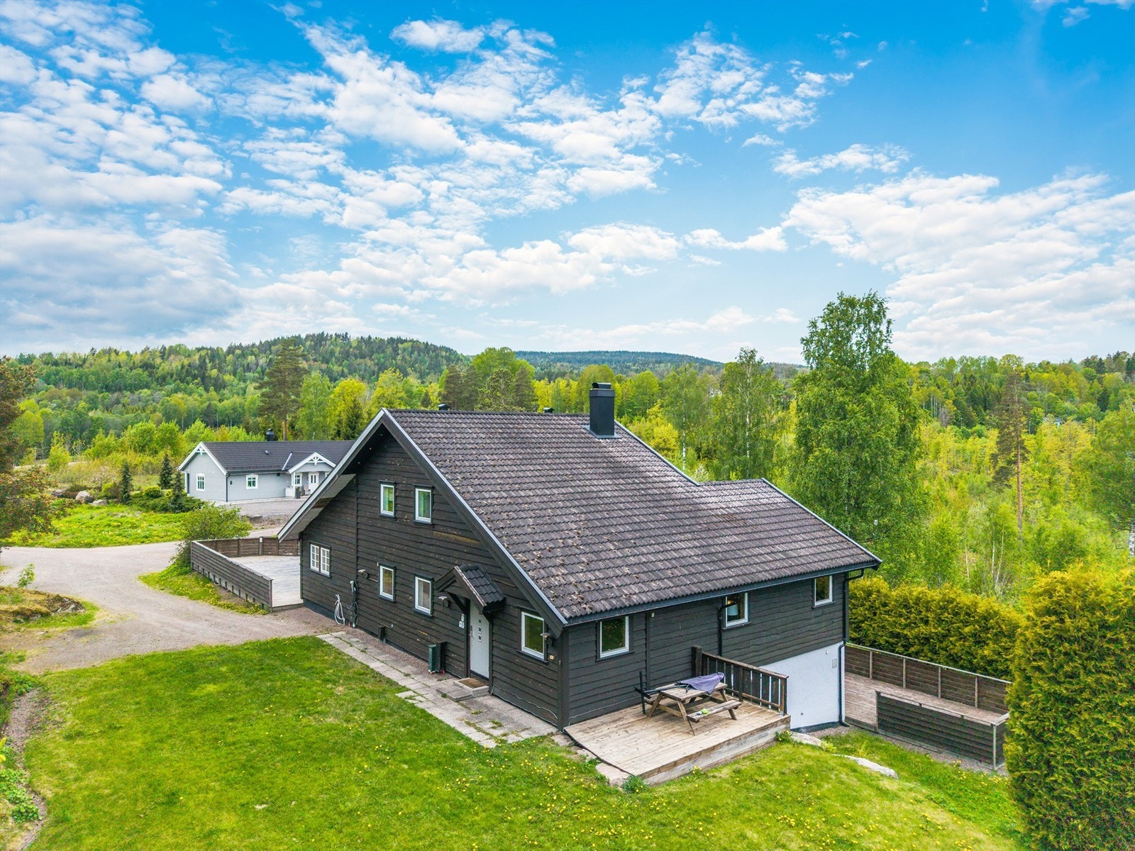 Eiendommen har også en hyggelig markterrasse i tillegg til en mindre treplatting på østsiden av boligen. Her ligger forholdene godt til rette for å nyte lange sommerdager og lune sommerkvelder i rolige og solrike omgivelser. Galleribilde