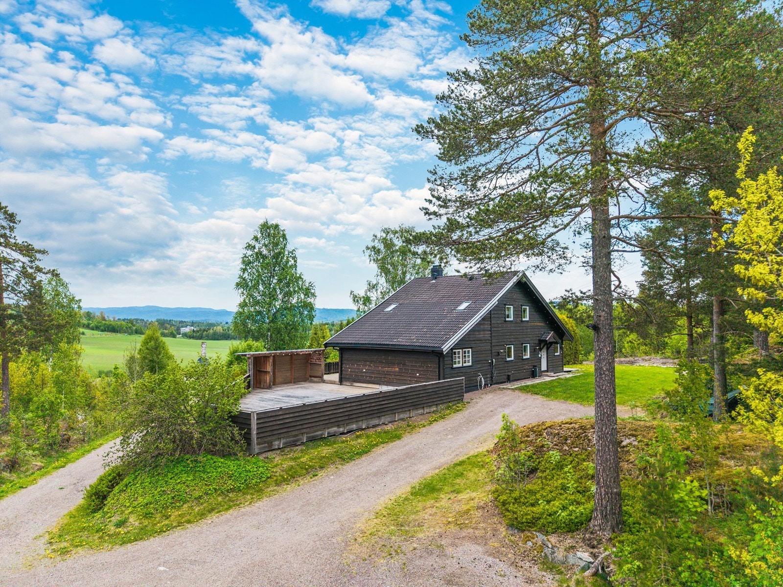 Eiendommen har en stor vestvendt terrasse tilrettelagt for for utekjøkken med vanntilførsel. Galleribilde