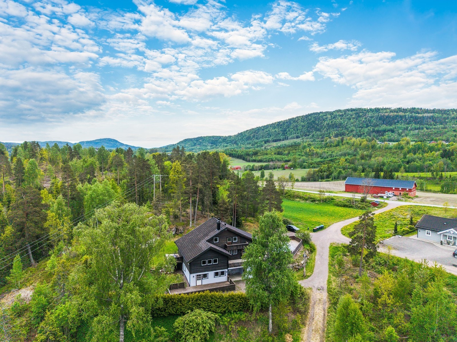 Eiendommen har en idyllisk og landlig beliggenhet omgitt av skog og jorder. Her bor du i rolige og fredelige omgivelser med gode solforhold og umiddelbar nærhet til flott natur. Galleribilde