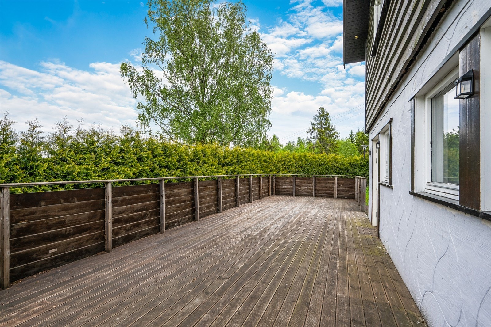 Underetasjen har også integrert garasje, og fra etasjen er det utgang til en egen markterrasse på 46 kvm. Galleribilde