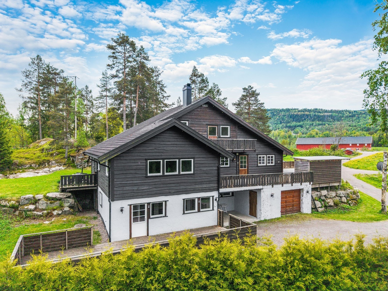 Uteområdet er pent opparbeidet med en stor terrasse og pen hage - perfekt for sosiale sammenkomster. Galleribilde