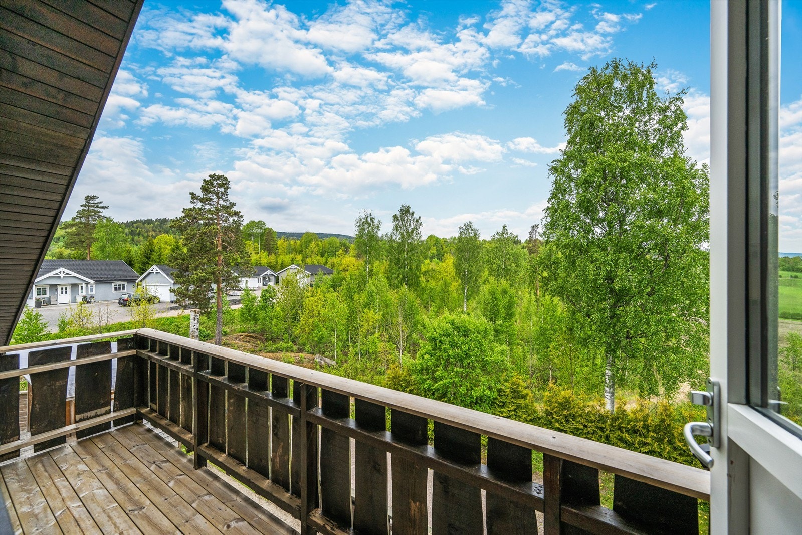 Flott utsikt over landskapet. Her bor du i rolige og fredelige omgivelser med gode solforhold og umiddelbar nærhet til flott natur. Galleribilde