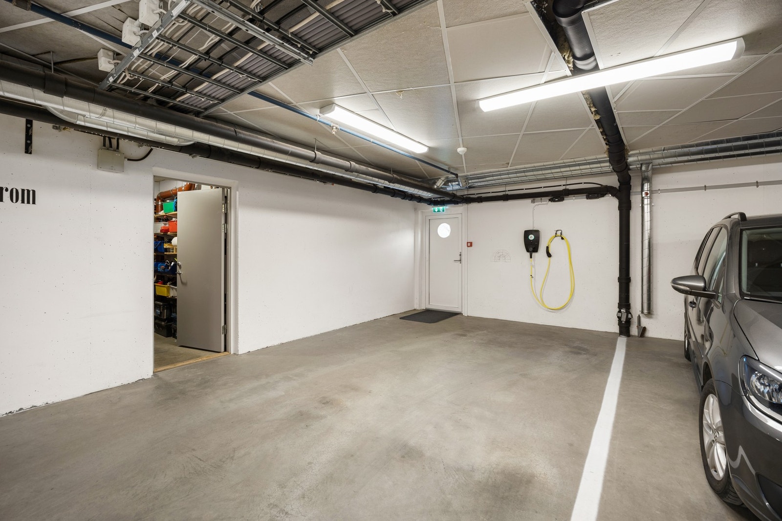 Leiligheten har parkeringsplass med elbillader. Det er også dør inn til bod på 6 kvm. Galleribilde